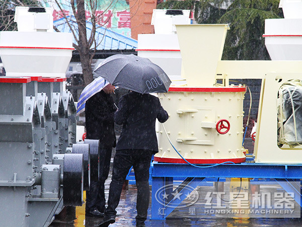 客戶冒雨到廠參觀複合破碎機